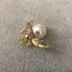 Flying bee pin